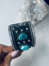Load image into Gallery viewer, Vintage Cuff