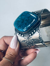 Load image into Gallery viewer, Stunning Nugget Cuff