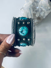 Load image into Gallery viewer, Vintage Cuff