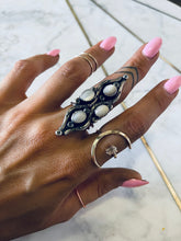 Load image into Gallery viewer, Size 6.75 Vintage Sterling Silver Mother of Pearl Ring