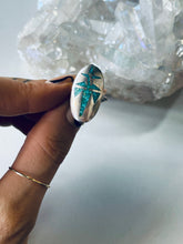 Load image into Gallery viewer, Vintage Size 4.25 Sterling and Turquoise Inlay