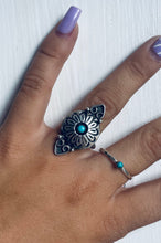 Load image into Gallery viewer, Size 8.5 Stunning Vintage Sterling Silver and Genuine Turquoise Ring