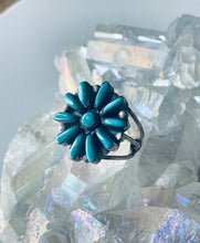 Load image into Gallery viewer, Size 7 Stunning Vintage Sterling Silver and Genuine Turquoise Flower Ring