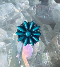 Load image into Gallery viewer, Size 7 Stunning Vintage Sterling Silver and Genuine Turquoise Flower Ring