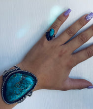 Load image into Gallery viewer, Size 6.25 Stunning Vintage Sterling Silver and Genuine Turquoise Ring